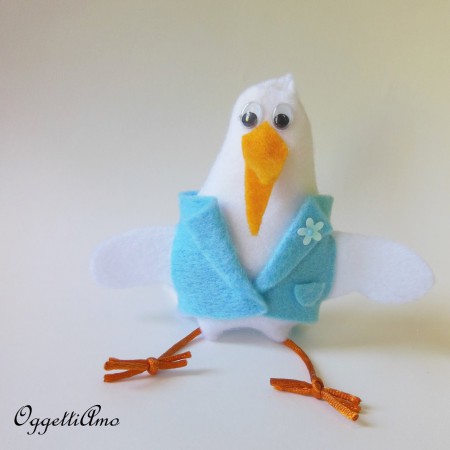 ...in frac, con fiorellino all'occhiello e taschino in feltro...